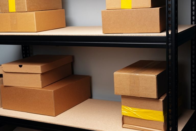 Des étagères dans un box de stockage
