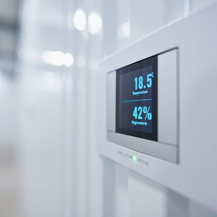 hygromètre/thermomètre numérique Flexbox affichant 18.5°C et 42% d'humidité, garantissant un stockage tempéré et ventilé à Genève